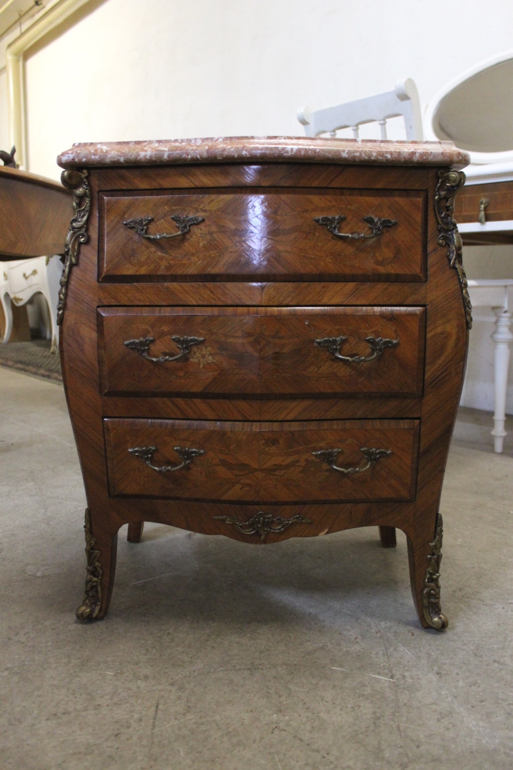 Barockkommode mit Marmorplatte / Nussbaum